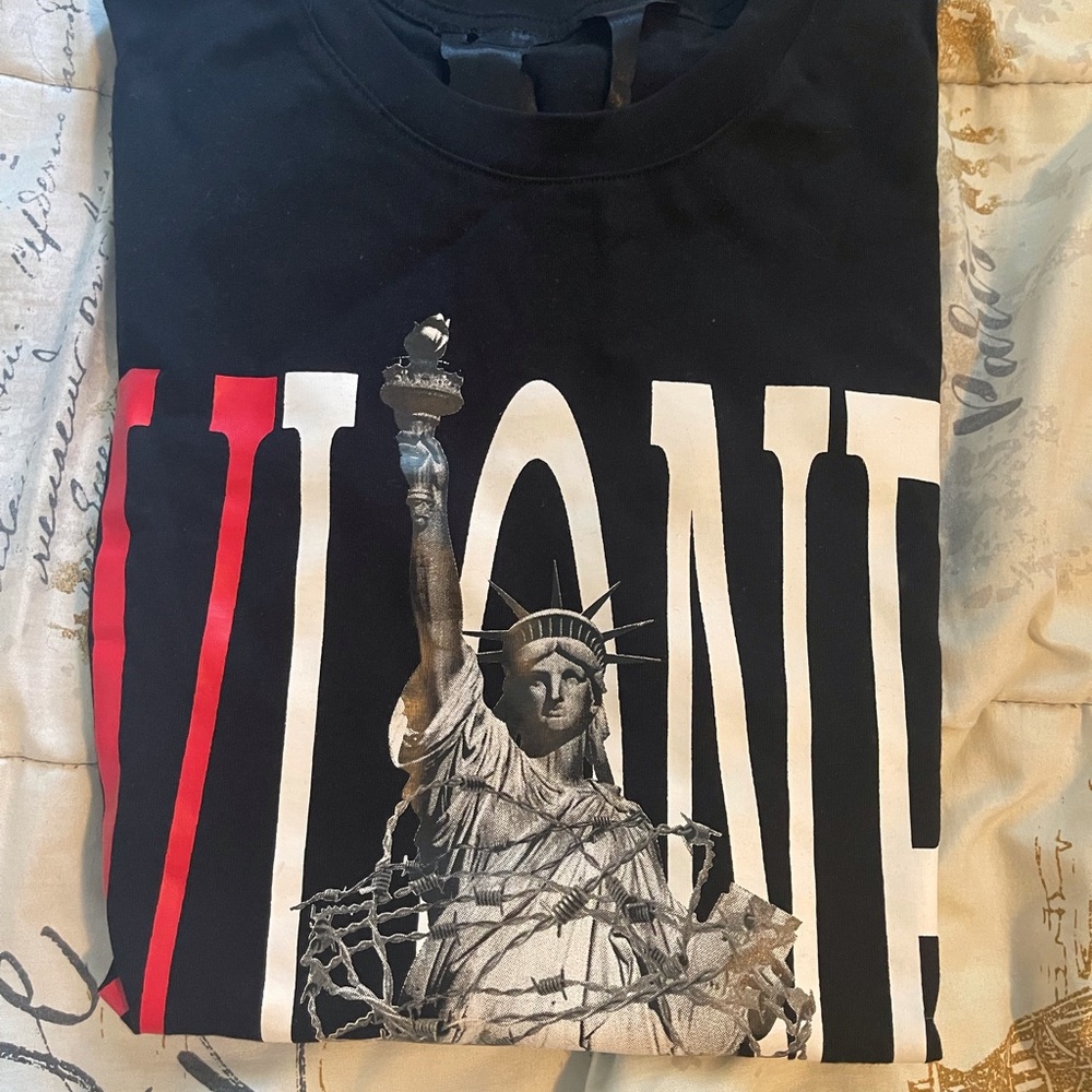 Vlone tee size L